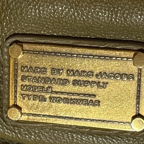 Marc by Marc Jacobs Gold Plaque on Olive Leather. Crossbody or clutch - Picture 2 of 5